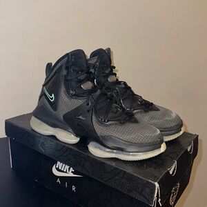 (Lebron XIX Black/Green Glow Anthracite Noir/Anthracite/Lueur Vente)